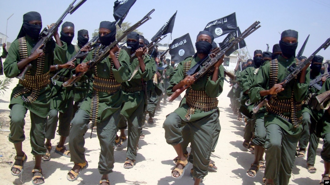 Militan Al-Shabab melakukan latihan militer di luar Mogadishu, Somalia (foto: ilustrasi). 