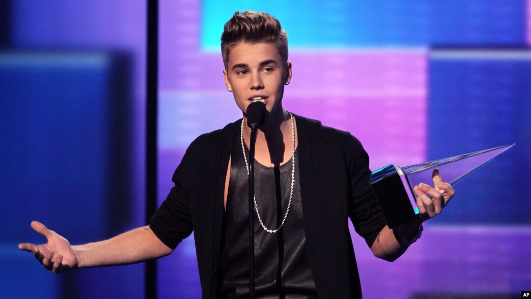 Justin Bieber accepts the award for favorite male artist - pop/rock at the 40th Annual American Music Awards in Los Angeles, November 18, 2012.