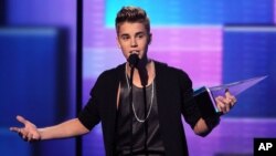 Justin Bieber accepts the award for favorite male artist - pop/rock at the 40th Annual American Music Awards in Los Angeles, November 18, 2012.