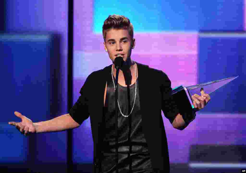 Justin Bieber menerima penghargaan artis favorit untuk kategori Pop/Rock pada American Music Awards (18/11).