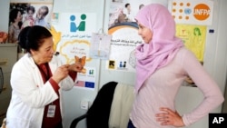 L'actrice et ambassadrice du FNUAP Ashley Judd en visite au camp de réfugiés Zaatari à Mafraq, Jordanie, le 10 avril 2016.