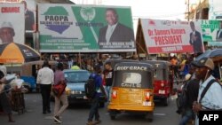 Les affiches de campagne électorale de Julius Maada Bio et Samura Kamara, deux candidats du second tour de la présidentielle, à Freetown, 12 mars 2018.