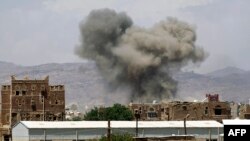 据报由沙特领导的空袭击中也门首都萨特以北的戴拉米空军基地武器库。 （2015年9月29日）