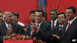 PM China Li Keqiang (tengah) memberikan keterangan kepada media saat berkunjung di kantor Tata Consultancy Services, Mumbai, India (21/5). 