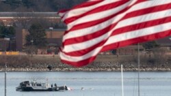 Yon bato lapolis akoste nan zon kote debri aksidan avyon an sitye nan flev Potomac la tou pre ayeropo nasyonal Ronald Reagan nan, 30 Janvye 2025. 