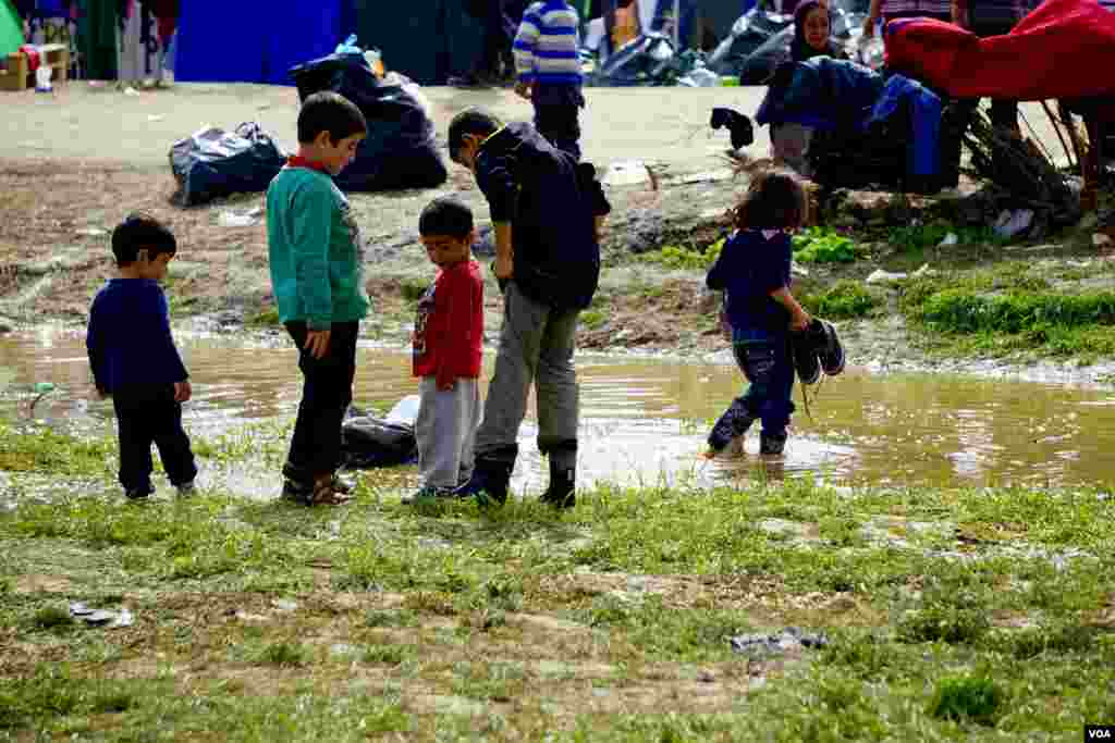 Children play at Idomeni refugee camp on the Greece-Macedonia border, March 8, 2016. (Jamie Dettmer for VOA)