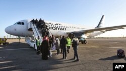 L'embarquement des passagers à Mitiga, à bord de l'Airbus A320 de Afriqiyah Airways. 