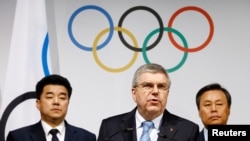 Presiden Komite Olimpiade Internasional (IOC), Thomas Bach memberikan keterangan kepda media seusai pertemuan dengan Komite Nasional Olimpiade (NOC) Korea Selatan (ROK), NOC Korea Utara (DPRK) dan delegasi dari Komite Organisasi Olimpiade PyeongChang 2018 (POCOG) di Olympic Museum, Lausanne, 20 Januari 2018.