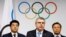 토마스 바흐(가운데) 국제올림픽위원회(IOC) 위원장이 20일 스위스 로잔 IOC본부에서 남북한 당국자들과 진행한 회의 결과를 발표하고 있다. 오른쪽은 한국의 도종환 문화체육관광부 장관, 왼쪽은 김일국 북한 체육상 겸 민족올림픽위원장.