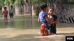မကွေးတိုင်းဒေသကြီး ရေဘေးသင့် ပြည်သူများ (ဓာတ်ပုံ - ကိုစည်သူ ဗွီအိုအေမြန်မာပိုင်း သတင်းထောက်)