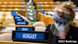 La embajadora de Hungría ante la ONU, Katalin Bogyay, prepara su boletas de votación el 15 de septiembre de 2020. [Foto: ONU Noticias]