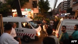 Des ambulances après une frappe israélienne sur un bâtiment dans la banlieue sud de Beyrouth, le 30 juillet 2024.