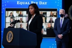 미국 여자축구 국가대표팀 마가렛 퍼스 선수가 24일 백악관에서 열린 ‘동일 임금의 날(Equal Pay Day)’ 행사에서 조 바이든 대통령이 지켜보는 가운데 발언했다.