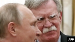 Le président russe Vladimir Poutine rencontre le conseiller à la sécurité nationale du président des États-Unis, John Bolton, au Kremlin, Moscou, 23 octobre 2018.