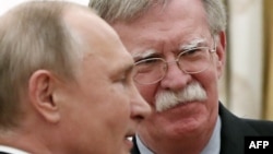 Le président russe Vladimir Poutine rencontre le conseiller à la sécurité nationale du président des États-Unis, John Bolton, au Kremlin, Moscou, 23 octobre 2018.