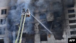 Rescatistas ucranianos trabajan para extinguir un incendio en un edificio residencial luego de un ataque con misiles en Járkov, el 15 de septiembre de 2024.