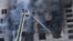 Rescatistas ucranianos trabajan para extinguir un incendio en un edificio residencial luego de un ataque con misiles en Járkov, el 15 de septiembre de 2024.
