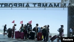 Les touristes font la queue à l'aéroport international d'Enfidha pour quitter la Tunisie, le 27 Juin , 2015. (REUTERS / Zoubeir Souissi)