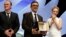 Los estadounidenses Quentin Tarantino y Uma Thurman entregaron la Palma de Oro al turco Nuri Bilge Ceylan.