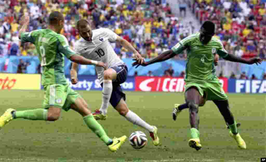 France's Karim Benzema, center, in action during the World Cup round of 16 soccer match between France and Nigeria at the Estadio Nacional in Brasilia, Brazil, Monday, June 30, 2014. (AP Photo/David Vincent)