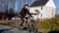 La enfermera Kaci Hickox pasea en su bicicleta en una carretera rural de Fort Kent, Maine, en desafío a su cuarentena.