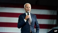 ARSIP - Presiden Joe Biden berbicara di Max S. Hayes Hight School, 6 Juli 2022, di Cleveland. (AP/Evan Vucci, File)