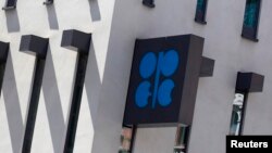 Logo OPEC (The Organization of the Petroleum Exporting Countries) di markas besar organisasi tersebut di Wina (Foto: dok).