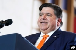 FILE - Gubernur Illinois J.B. Pritzker berpidato di depan massa di Kantor Pos Lama di Chicago, 28 Juni 2023. (Evan Vucci/AP)