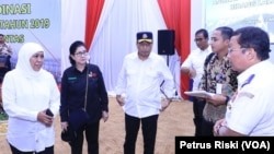 Gubernur Jawa Timur (kiri), Menteri Kesehatan, Menteri Perhubungan, bersama sejumlah instansi membicarakan kesiapan mudik lebaran 2019 di Surabaya (foto: VOA/Petrus Riski)