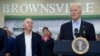 El presidente Joe Biden pronuncia un discurso durante una visita a la frontera sur, el jueves 29 de febrero de 2024, en Brownsville, Texas, ante la mirada del secretario de Seguridad Nacional, Alejandro Mayorkas.