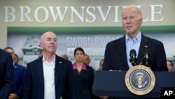 El presidente Joe Biden pronuncia un discurso durante una visita a la frontera sur, el jueves 29 de febrero de 2024, en Brownsville, Texas, ante la mirada del secretario de Seguridad Nacional, Alejandro Mayorkas.