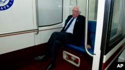 En esta foto de archivo el senador Bernie Sanders se dirige a su oficina, el 21 de diciembre del 2018.