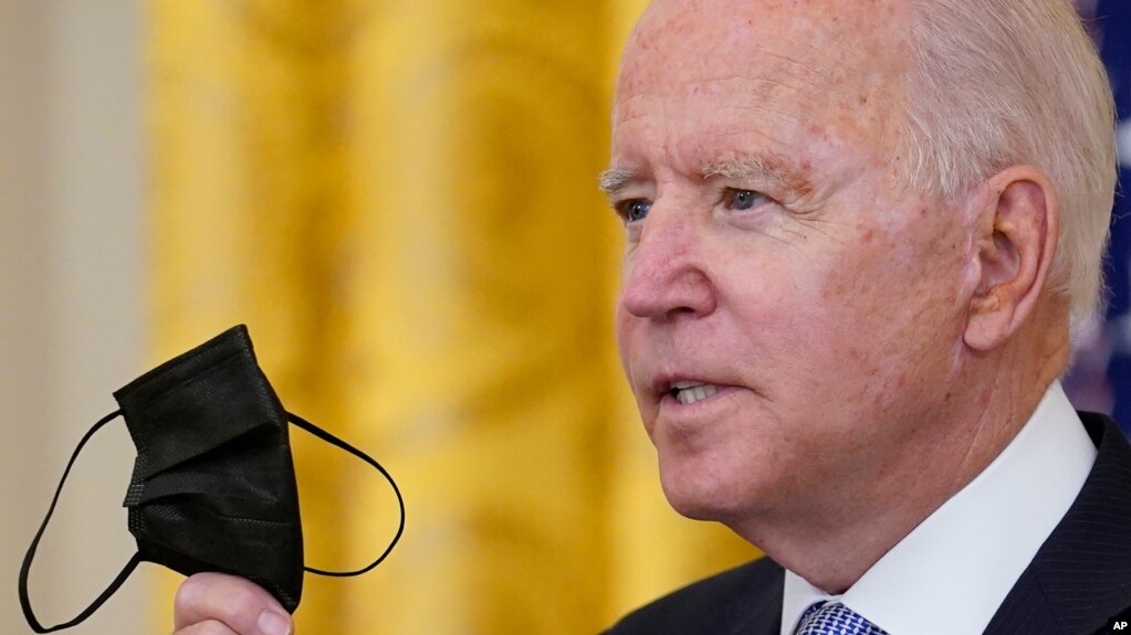 Biden kritikon kundërshtarët e vaksinimit të detyruar