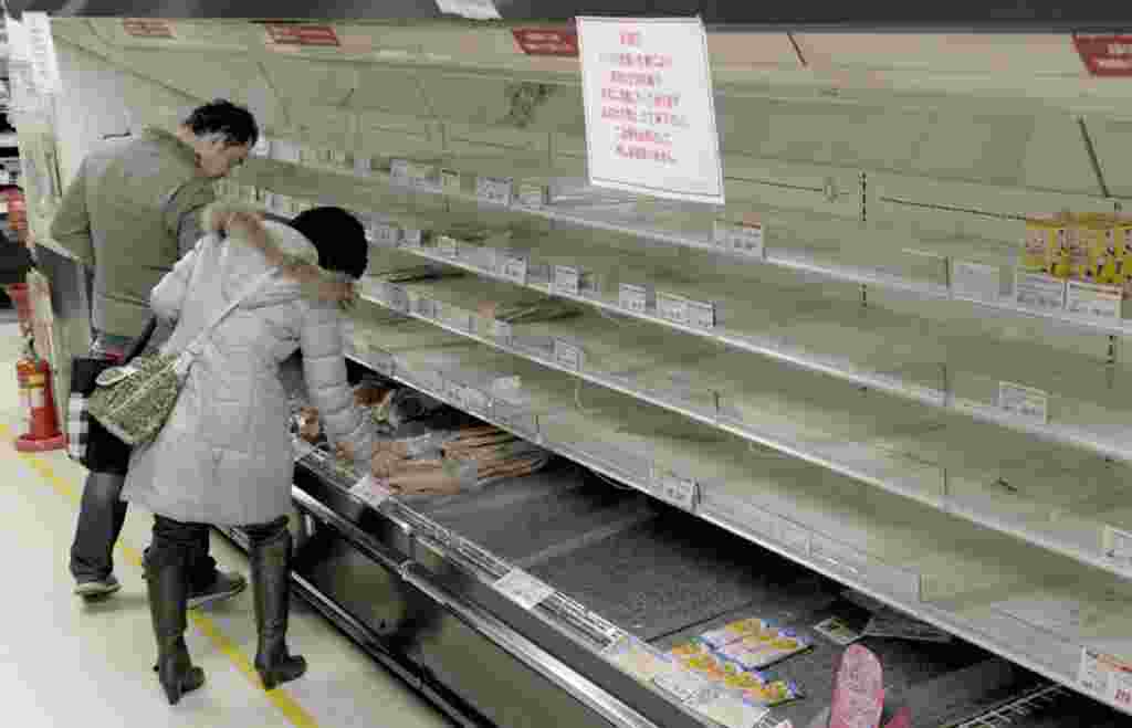 Los alimentos escasean en los supermercados de Tokio.