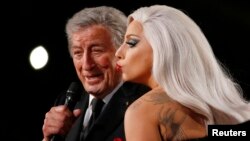 Lady Gaga saat menyanyikan lagu "Cheek to Cheek" bersama Tony Bennett di Grammy Awards ke-57 di Los Angeles, California (8/2). (Reuters/Lucy Nicholson)