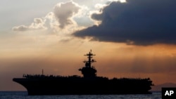 Kapal induk USS Theodore Roosevelt berlabuh di Teluk Manila di sebelah barat Manila, Filipina, 13 April 2018. (Foto: AP)