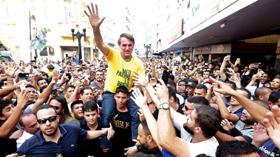 Kandidat presiden Brazil, Jair Bolsonaro, digotong di bahu seorang pendukungnya sesaat sebelum ditikam dalam kampanye di Juiz de Fora, Brazil, 6 Agustus 2018.