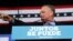 "Con tanto en juego para la comunidad hispana, es importante que nuestra campaña se dirija en un idioma que es hablado por tantas familias a través del país", dijo Kaine.