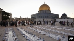 Muslim Palestinians wait to receive their iftar meals donated by a charity in the courtyard of Jerusalem's Al-Aqsa mosque, August 4, 2011