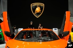 资料照:2023年上海汽车展展出的兰博基尼品牌跑车 (2023年4月19日)