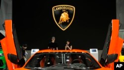 ผู้เข้าร่วมงาน Auto Shanghai 2023 ในนครเซี่ยงไฮ้ ดูรถรุ่น Revuelto ของ Lamborghini เมื่อ 19 เม.ย. 2023 (เอพี)