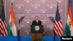 Američki potpredsednik Džozef Bajden govori na berzi u Mumbaju u Indiji, 24. jul 2013.