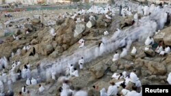 Para jemaah Haji melakukan Wukuf di Arafah di luar kota Mekkah, Saudi Arabia, Kamis (31/8). 