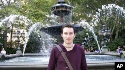 ຮູບບໍ່ໄດ້ລະບຸວັນທີ່ ຂອງນາຍ Chris McManus ທີ່ທາງຄອບຄົວຂອງລາວສົ່ງໃຫ້ກະຊວງຕ່າງປະເທດອັງກິດ ນຶ່ງໃນໂຕປະກັນທີ່ຖືກຂ້າຕາຍ ໃນລະຫວ່າງການບຸກເຂົ້າໄປຊ່ອຍ ຂອງພວກເຈົ້າໜ້າທີ່ອັງກິດແລະໄນຈີເຣຍ (9 ມີນາ 2012)