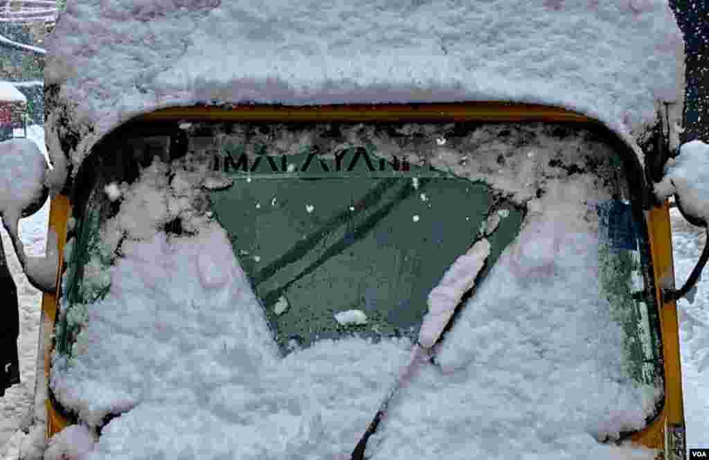 سرینگر میں سڑکوں پر رواں رہنے والی گاڑیوں کی اسکرین برف سے ڈھکی ہوئی ہے۔
