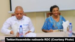 Jean-Marc Kabung (G), 1er vice-président ya Assemblée nationale na mokambi ya Assemblée nationale Mabund na likita na Palais du peuple, Kinshasa, 16 aout 2019. (Twitter/Assemblée nationale RDC)