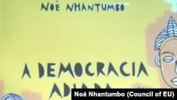 A democracia adiada, livro de Noé Nhantumbo. 