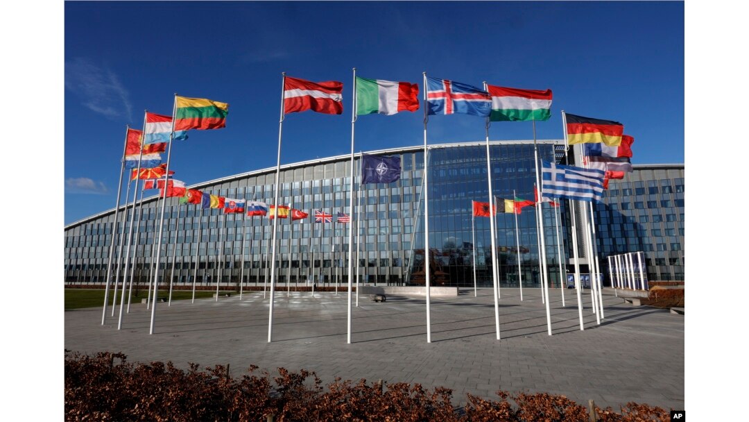 Bendera berkibar tertiup angin di luar markas NATO di Brussel, 7 Februari 2022. Finlandia dan Swedia telah mengisyaratkan niat mereka untuk bergabung dengan NATO terkait perang Rusia di Ukraina. (Foto: AP)