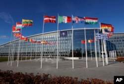 Bendera berkibar tertiup angin di luar markas NATO di Brussel, 7 Februari 2022. Finlandia dan Swedia telah mengisyaratkan niat mereka untuk bergabung dengan NATO terkait perang Rusia di Ukraina. (Foto: AP)