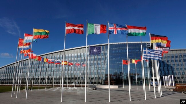 Flamujt e vendeve anëtare valëviten në shtabin e NATO-s në Bruksel
